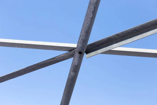 Metallkonstruktion på en bakgrund av blå himmel — Stockfoto