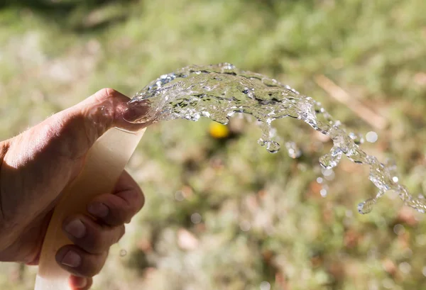 Agua de la manguera al aire libre —  Fotos de Stock