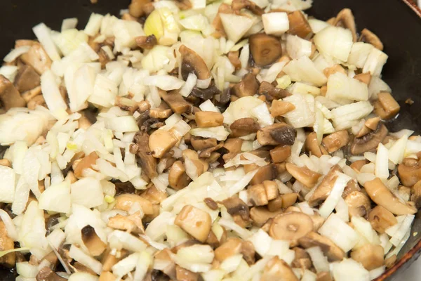 Champignons gebakken in een pan — Stockfoto