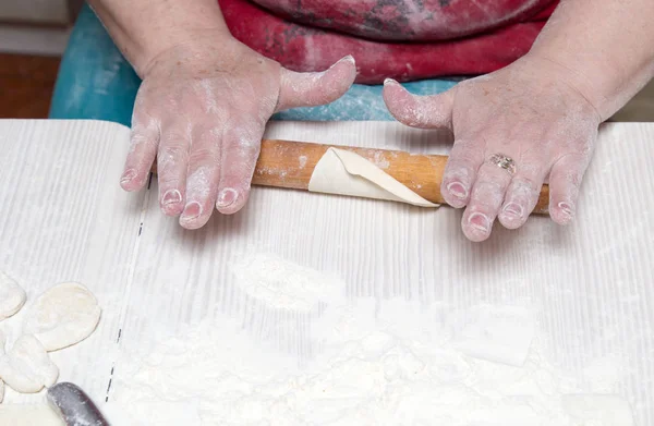 Mujer desenrolla la masa en casa — Foto de Stock