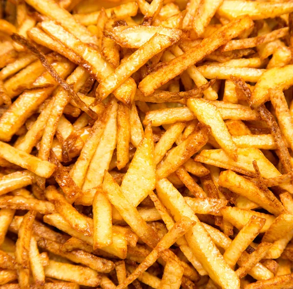 Cozinhar batatas fritas em óleo — Fotografia de Stock