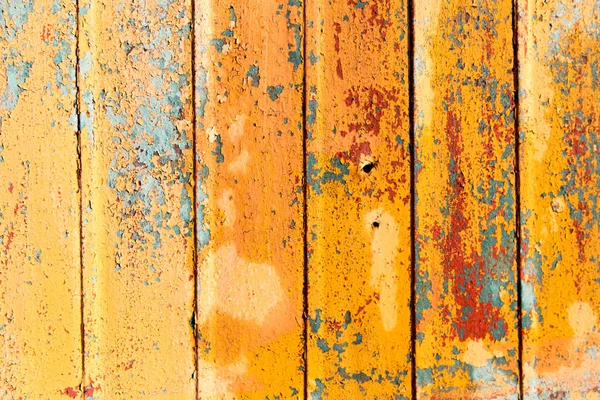 오래 된 노란 페인트를 배경으로 울타리에 — 스톡 사진