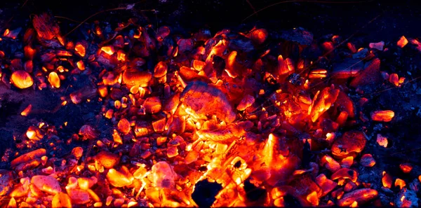Brinnande träkol som bakgrund — Stockfoto