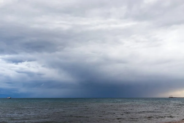 Хмарна погода на морі як фон — стокове фото