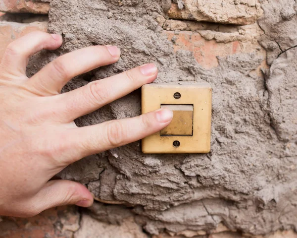 Hand op de oude switch — Stockfoto