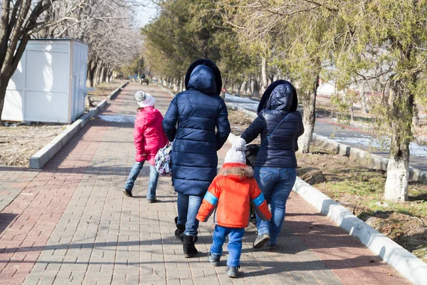 Familj med barn promenader i parken — Stockfoto