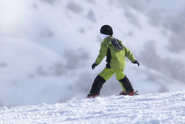 Persone che sciano in inverno — Foto Stock