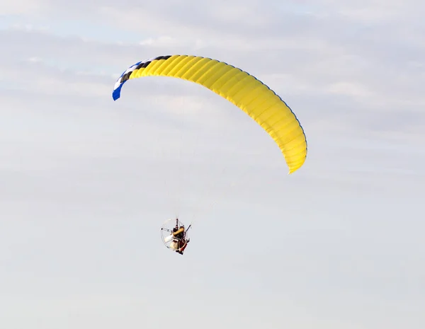 Parachute sportif extrême dans le ciel — Photo