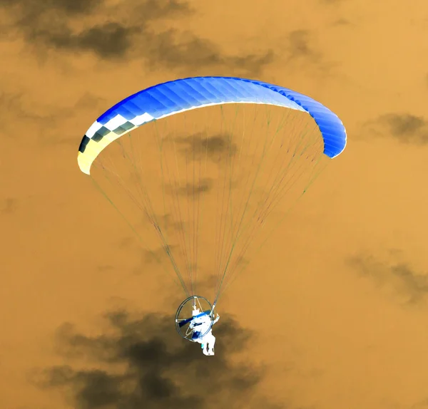 Fallskärm i himlen. Inversion — Stockfoto