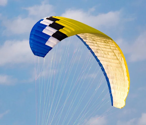 Extrém sport ejtőernyős az égen — Stock Fotó