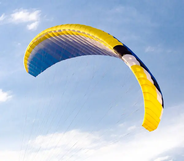 Крайний вид спорта парашют в небе — стоковое фото