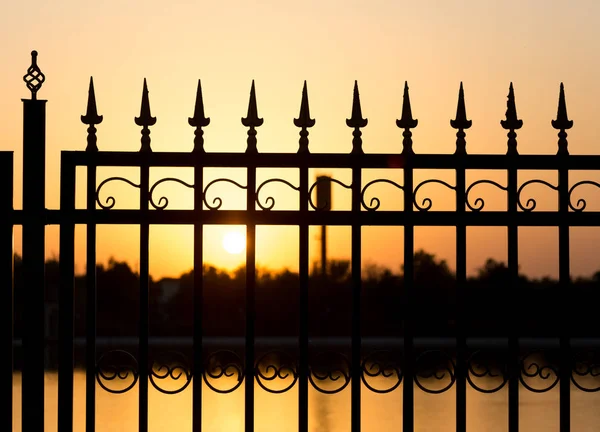 Metalen hek bij zonsondergang — Stockfoto