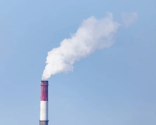 White industrial smoke from the chimney on a blue sky — Stock Photo, Image