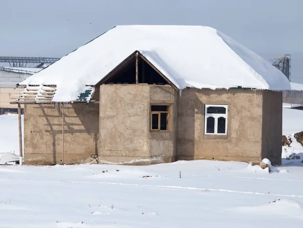 Maison dans la neige en hiver — Photo