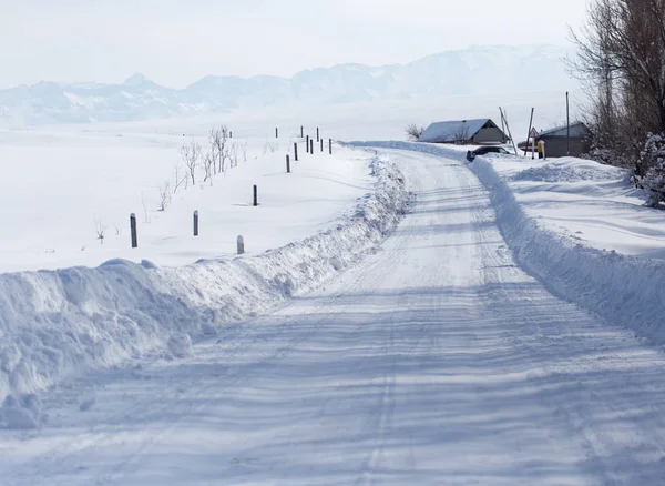 Straße im Schnee im Vorland — Stockfoto