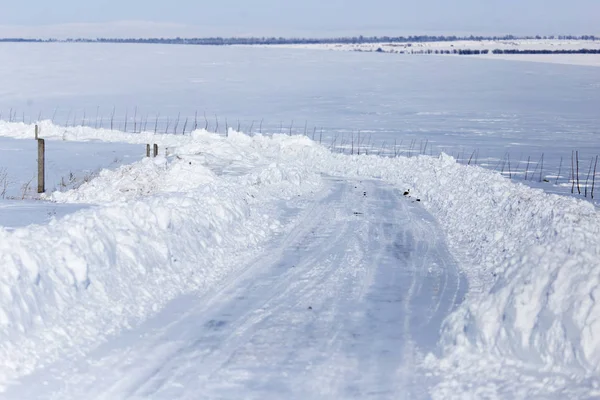 Straße im Schnee im Vorland — Stockfoto