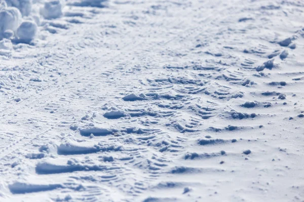 背景として雪の中で車のトレース — ストック写真