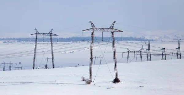 Elektrisk pol i sneen om vinteren - Stock-foto