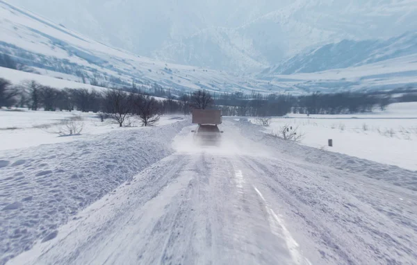 在多雪的路上开车 — 图库照片