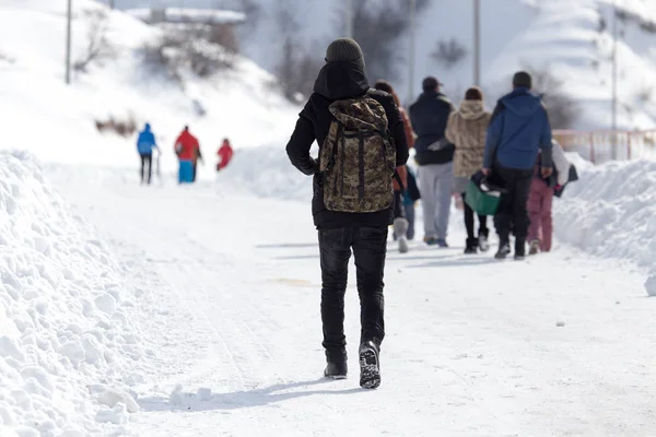 Las familias van por un camino nevado — Foto de Stock