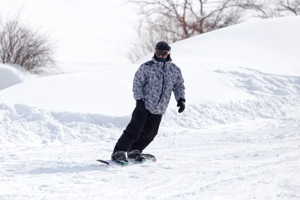 Człowiek na snowboardzie w zimie — Zdjęcie stockowe