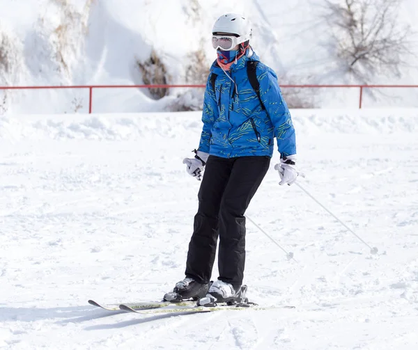 冬天的妇女滑雪 — 图库照片