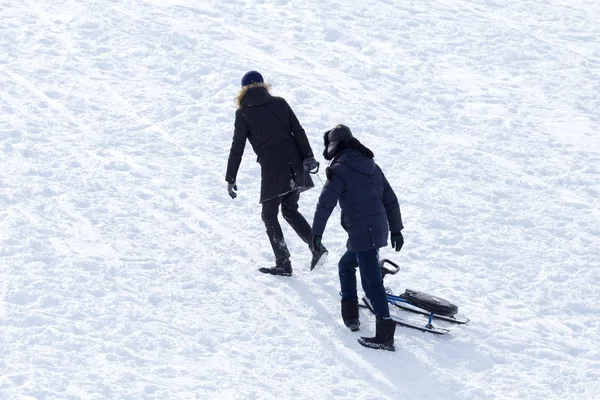 两个人骑着雪橇在山上 — 图库照片