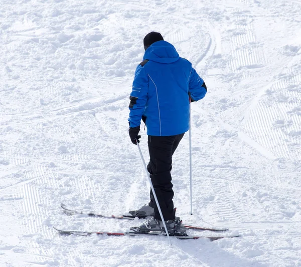 Uomo sciare in inverno — Foto Stock