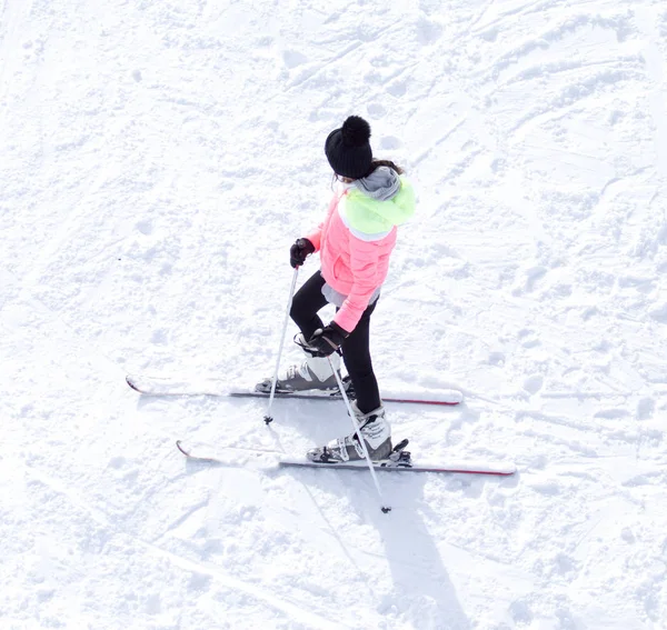 Žena v zimě lyžování — Stock fotografie