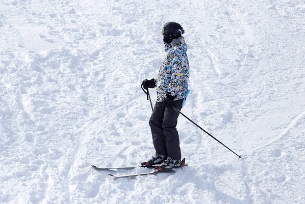 Hombre esquiando en invierno — Foto de Stock