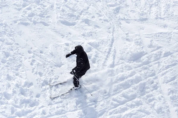 Uomo sciare in inverno — Foto Stock