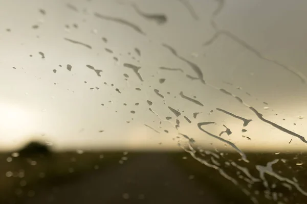 Капли дождя на лобовое стекло автомобиля — стоковое фото