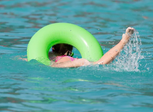 Girl with a green balloon in the pool — Stock Photo, Image