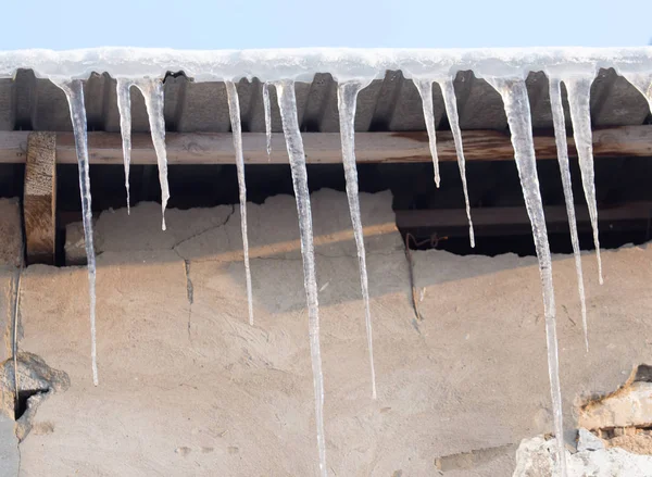 Icicles do telhado da casa — Fotografia de Stock