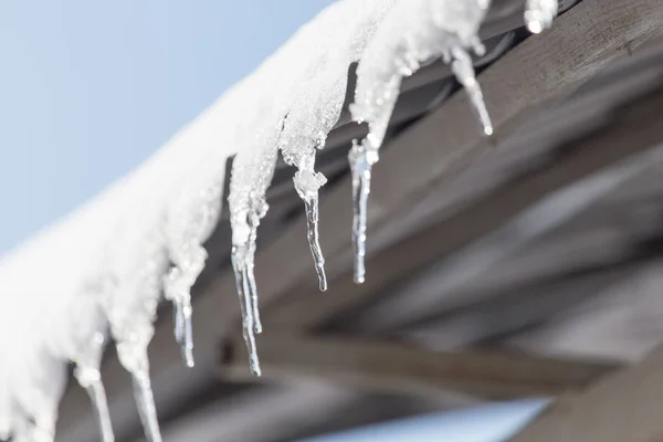 Eiszapfen vom Dach des Hauses — Stockfoto