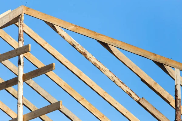 Houten dak frame op een bouwplaats — Stockfoto