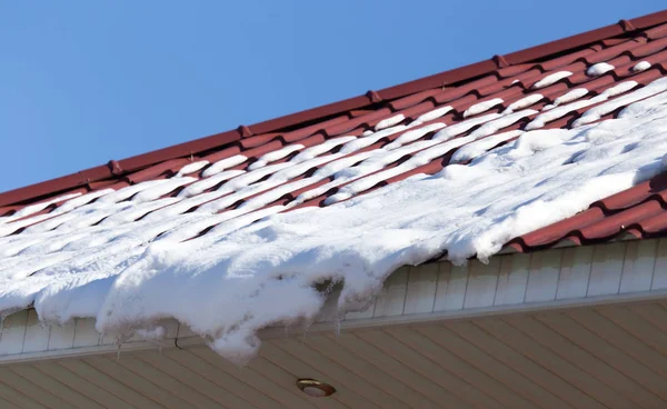 屋顶上的雪 — 图库照片