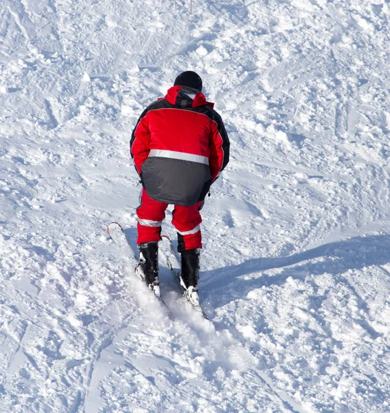 Homem esquiando no inverno — Fotografia de Stock