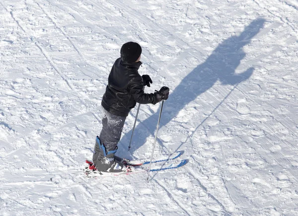 Uomo sciare in inverno — Foto Stock