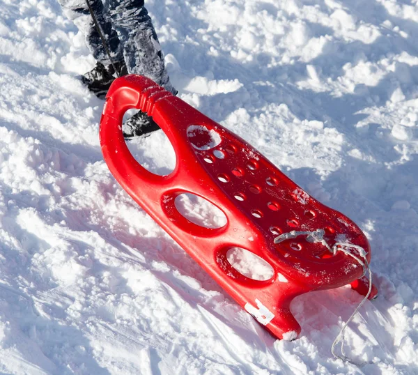 Trenó vermelho na neve — Fotografia de Stock