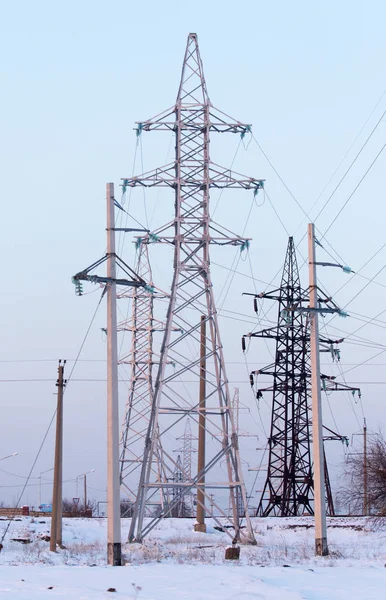 Elektrische paal in de sneeuw in de winter — Stockfoto