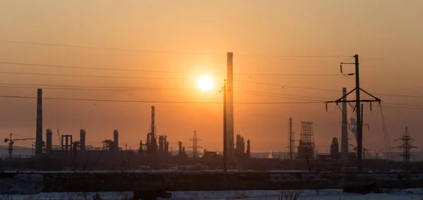 Industrieanlage bei Sonnenuntergang — Stockfoto