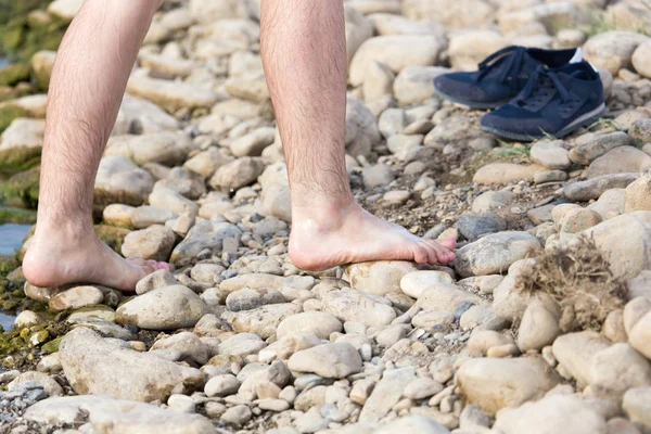 Нога человека на каменной земле — стоковое фото