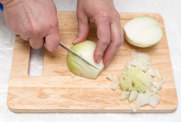Cuocere la cipolla tritata sulla tavola — Foto Stock