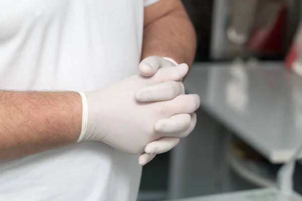 Zahnarzt zieht Handschuhe an — Stockfoto