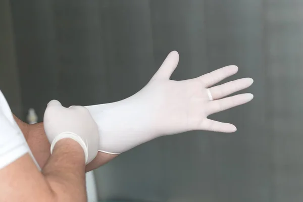 Dentist puts gloves — Stock Photo, Image