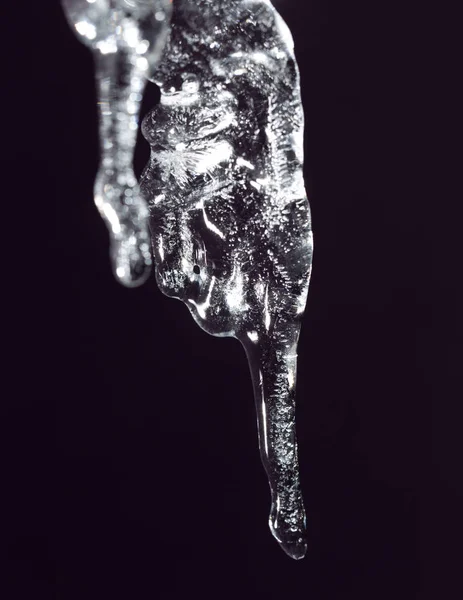 Icicle'ı siyah zemin — Stok fotoğraf