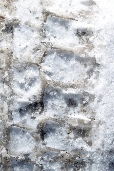 Spår av bilen i snön som bakgrund — Stockfoto