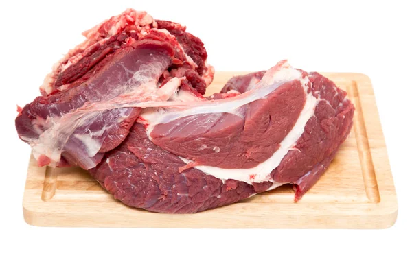 Carne su un'asse su uno sfondo bianco — Foto Stock