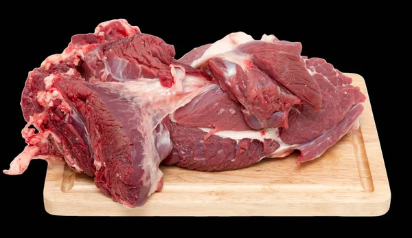 Carne no tabuleiro em um fundo preto — Fotografia de Stock